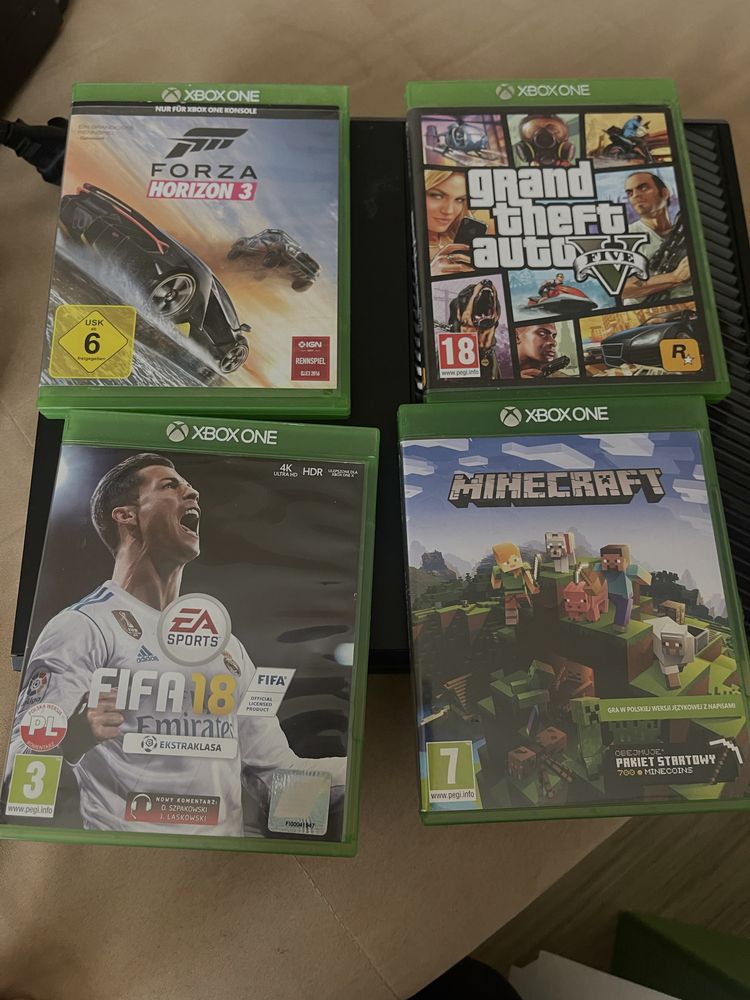 XBOX ONE 1TB + dwa pady + 4 gry