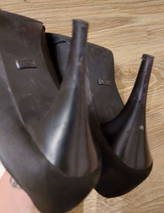 Buty na wysokim obcasie, czarne szpilki