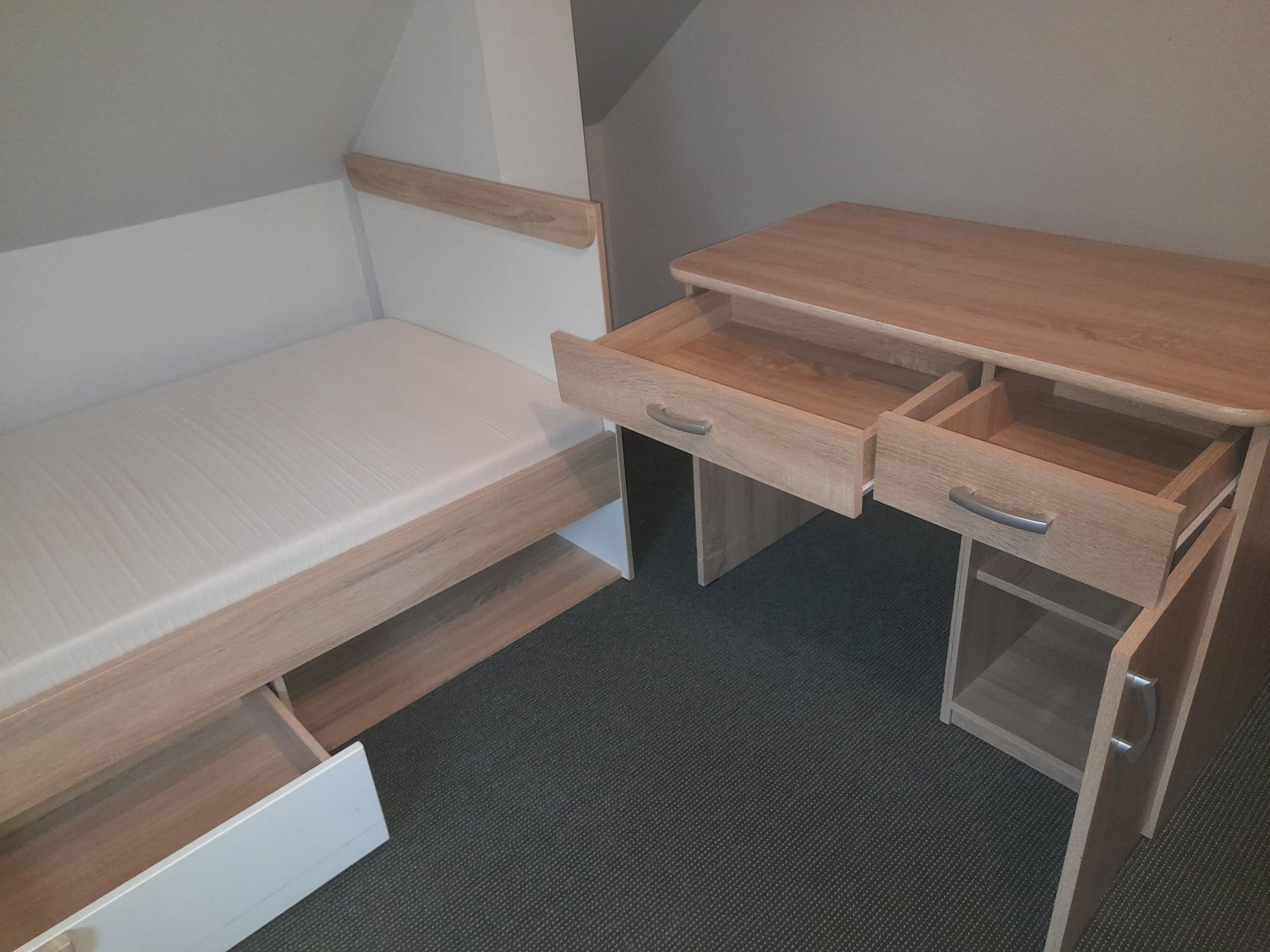 Komplet do pokoju dziecięcego, biurko i łóżko
