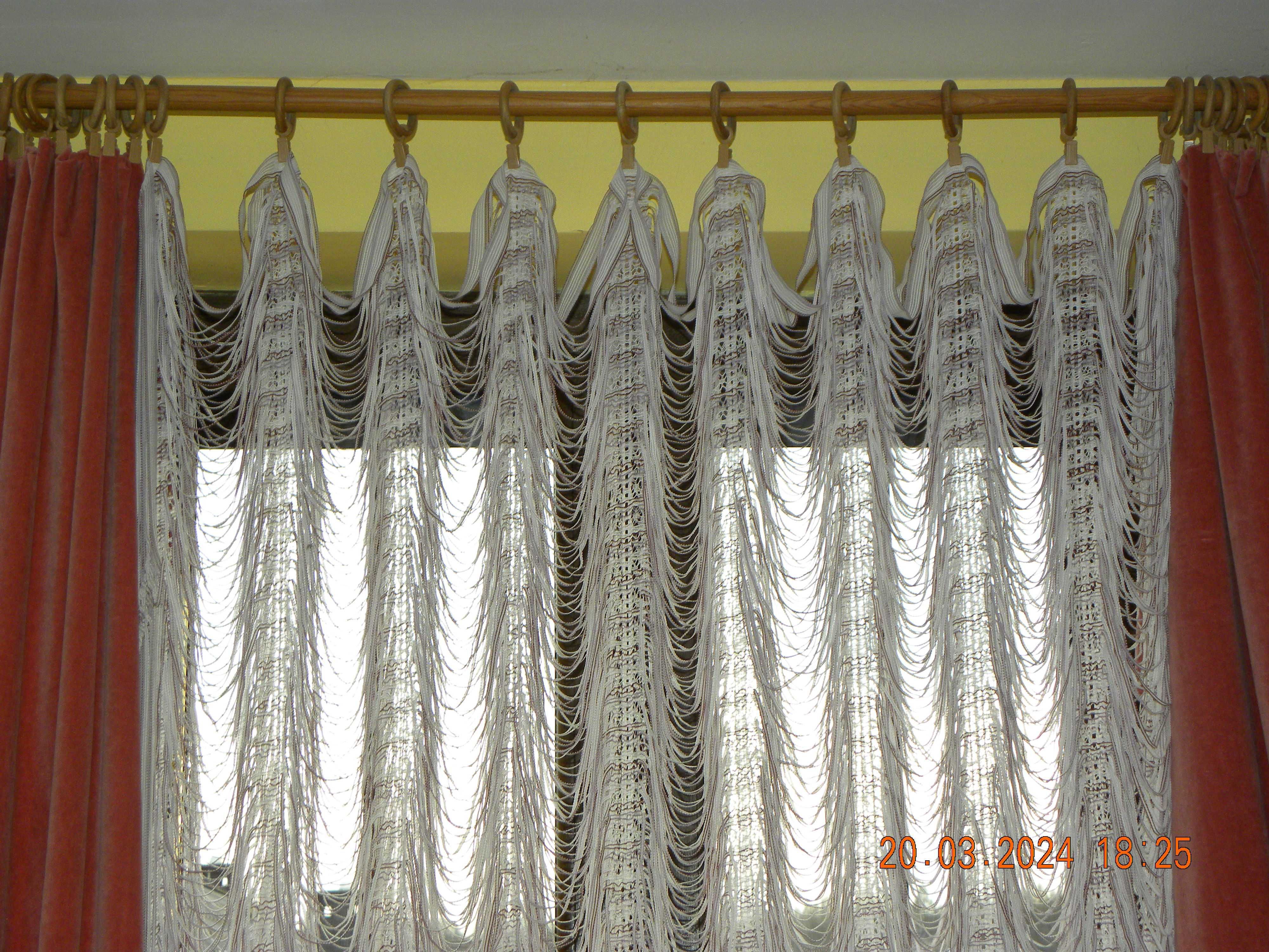Dwukolorowa firana do zawieszania na żabkach; szer. 550 cm.