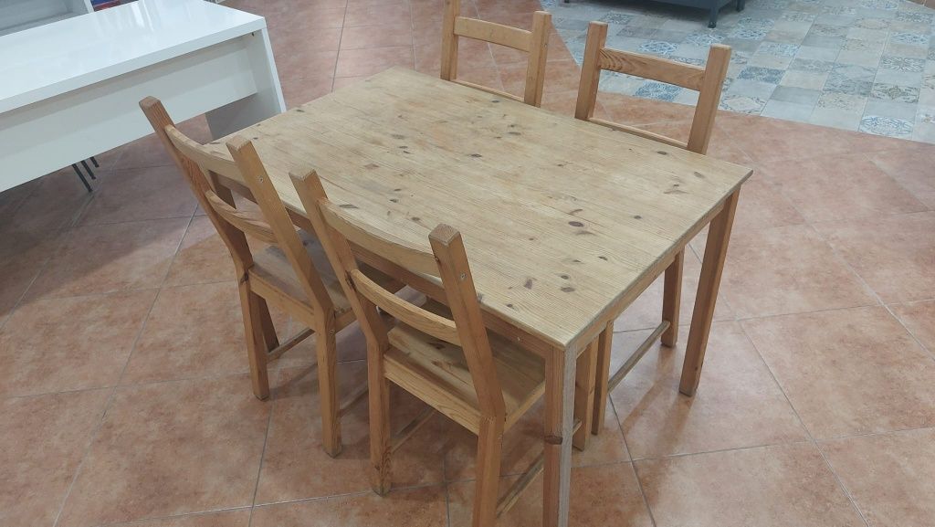 Conjunto Mesa Ikea INGO e 4 Cadeiras Ivar