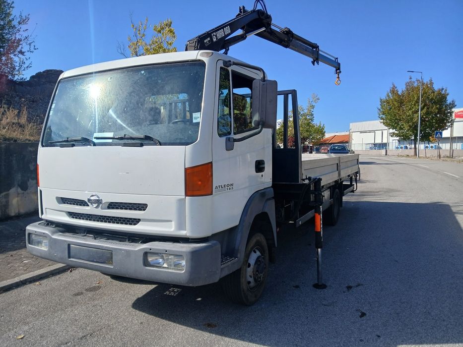 Camião Nissan com grua