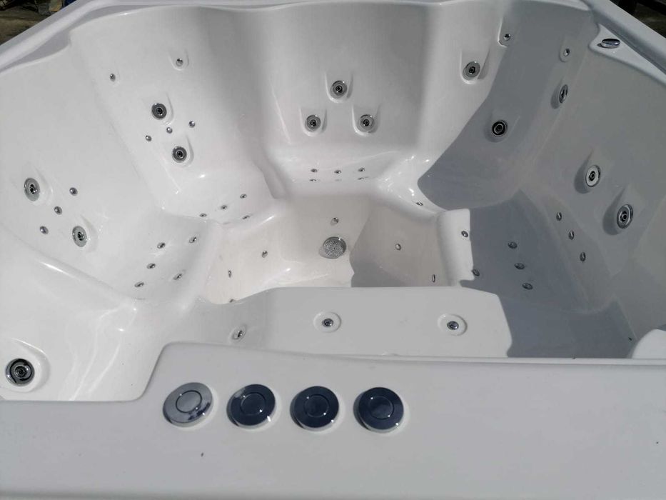 Sprzedam Jacuzzi 6-osobowe – Idealne do Relaksu i Rekreacji!
