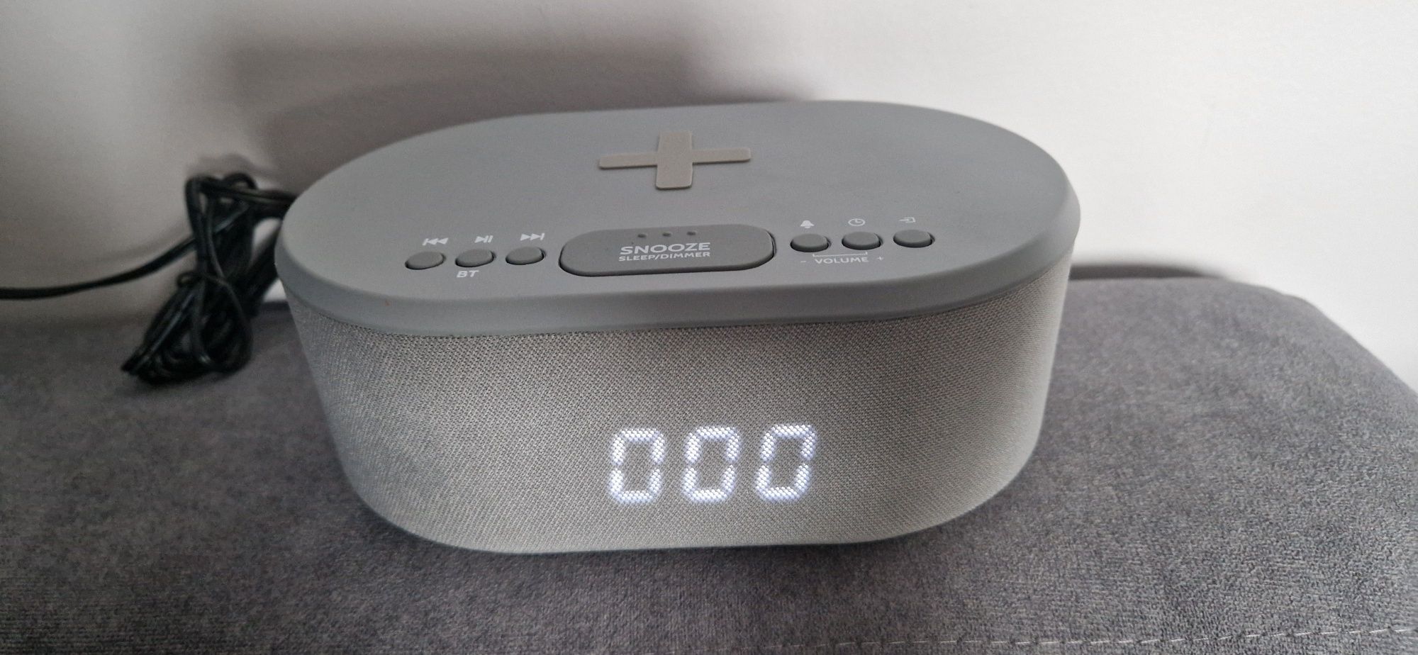 Radiobudzik Bluetooth i ładowarka indukcyjna