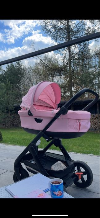 Różowy pudrowy róż wózek stokke gondola spacerowka fotelik