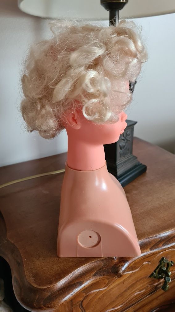 Brinquedo vintage. Busto de boneca com 3 cabeleiras