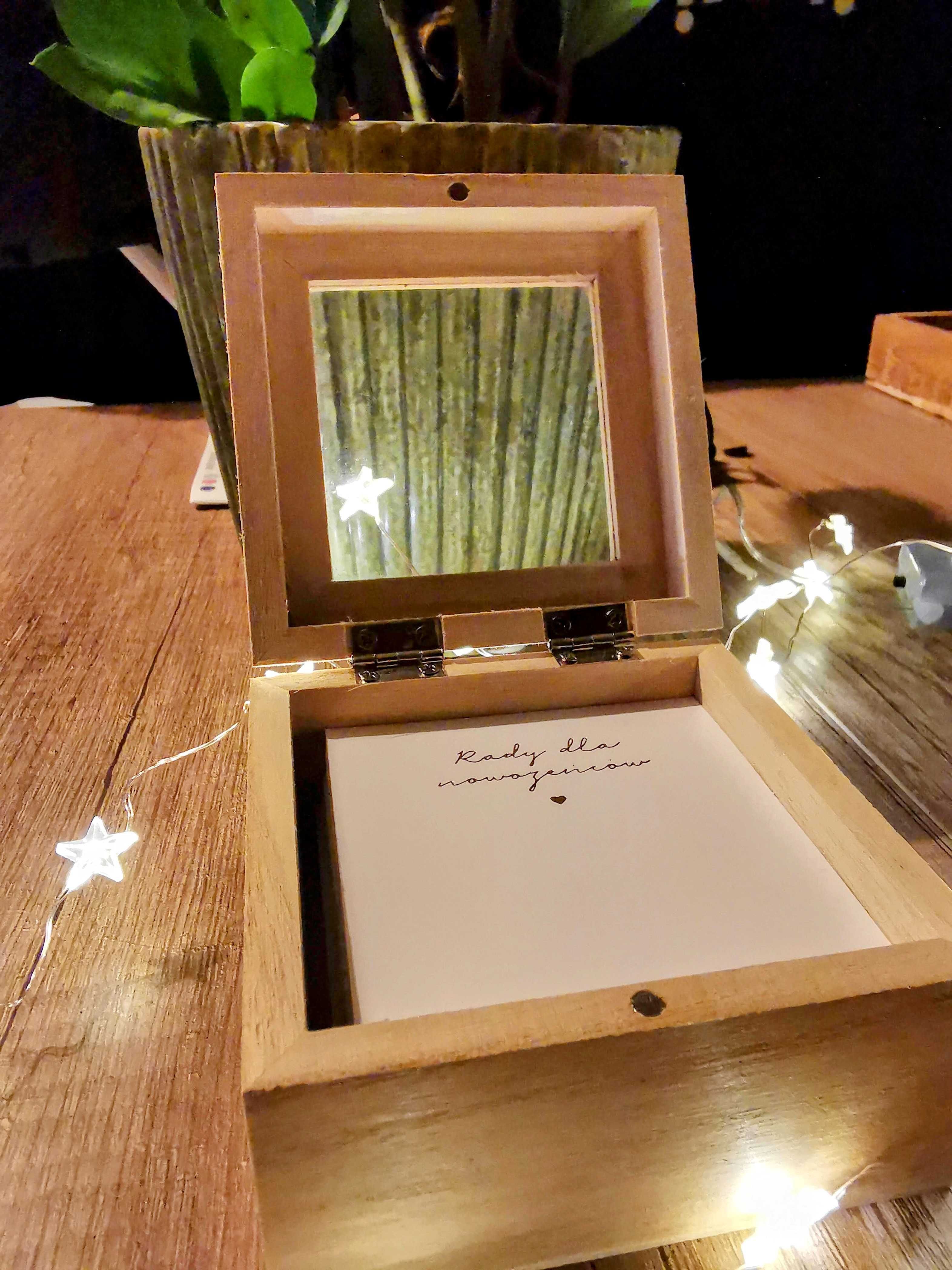 Pudełko na porady ślubne drewniane, złote napisy z PaperConcept