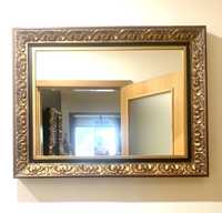 Espelho com moldura em madeira