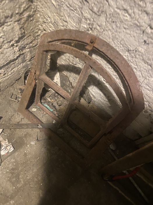 Antyczne malutkie okno żelwine 47/41cm loft vintage