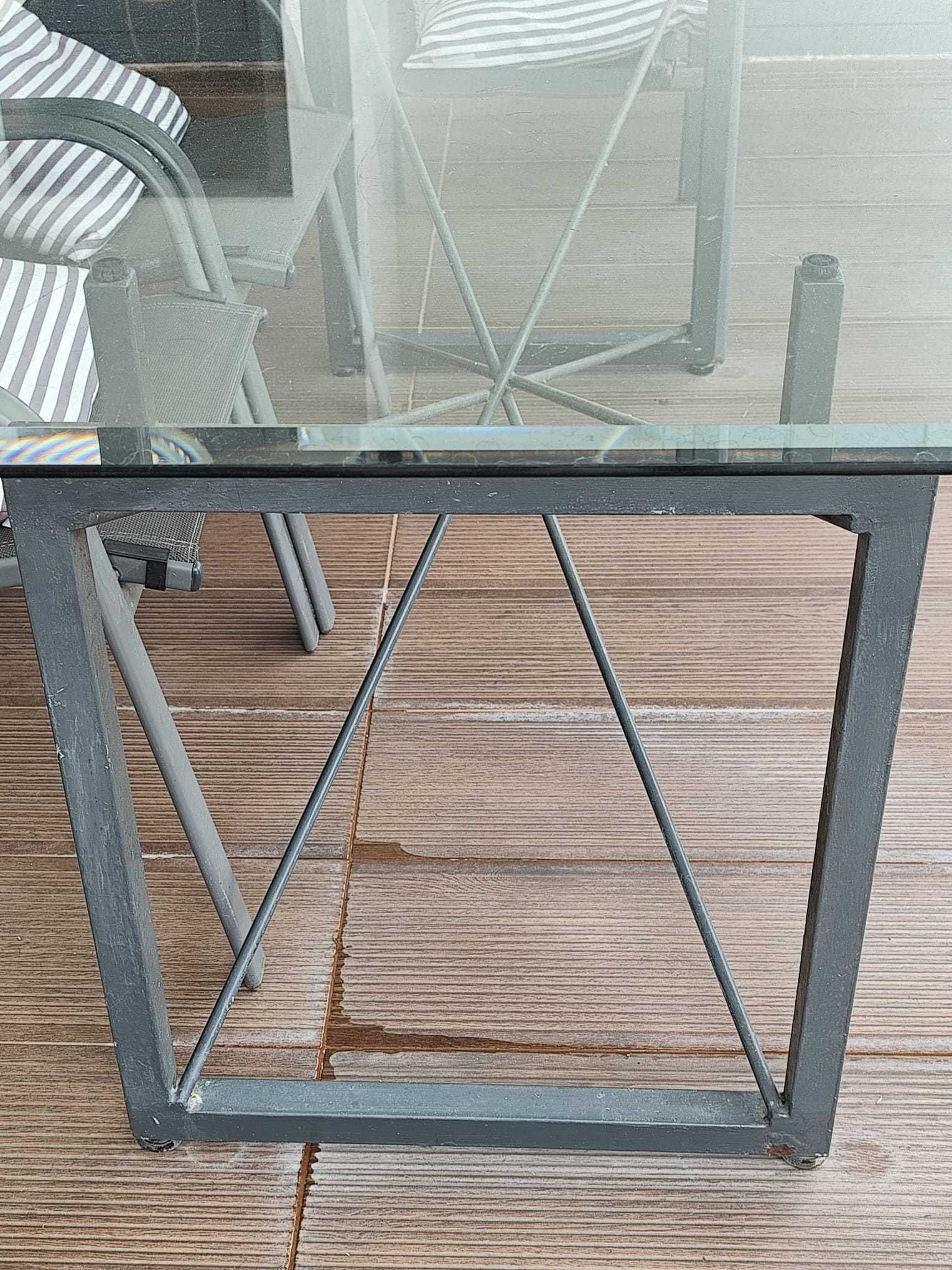 Vende-se mesa e 6 cadeiras de exterior.