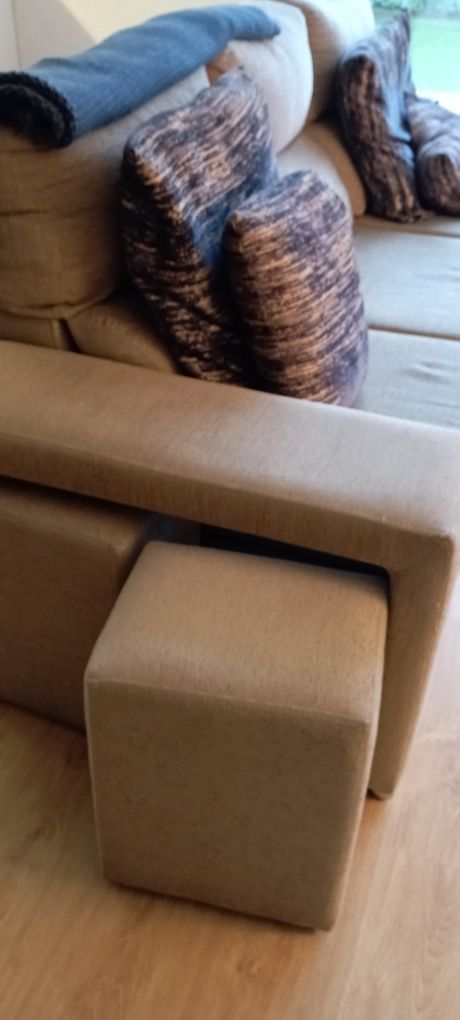 Sofá bege com chaise long