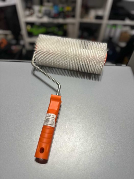 Wałek jeżyk do odpowietrzania ścian