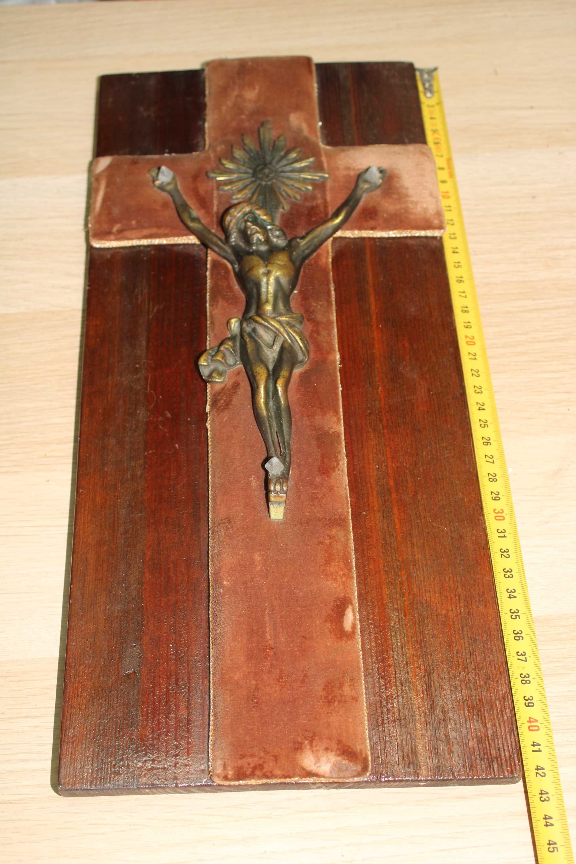 Crucifixo Latão base em Veludo