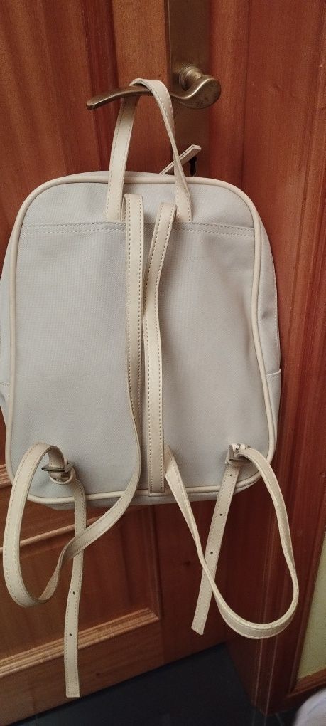 Mochila beje com carteira de documentos