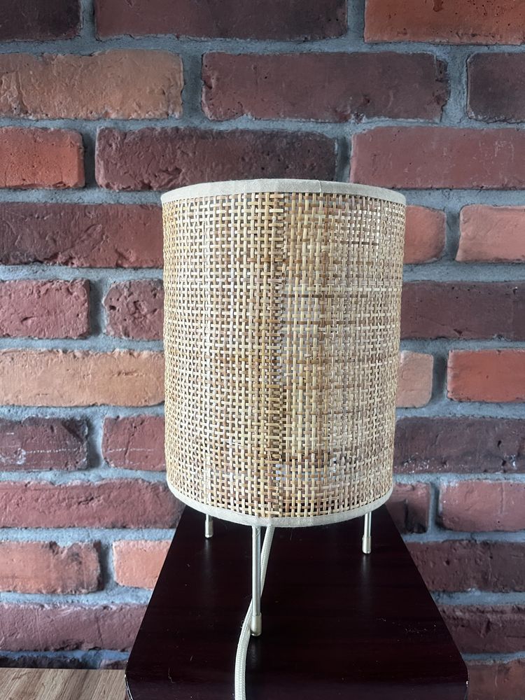 Lampa ZARA z metalowymi nogami i rattanowym abażurem
