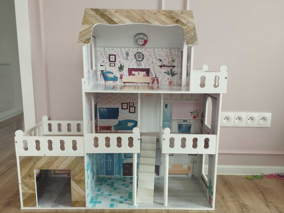 Drewniany domek dla lalek