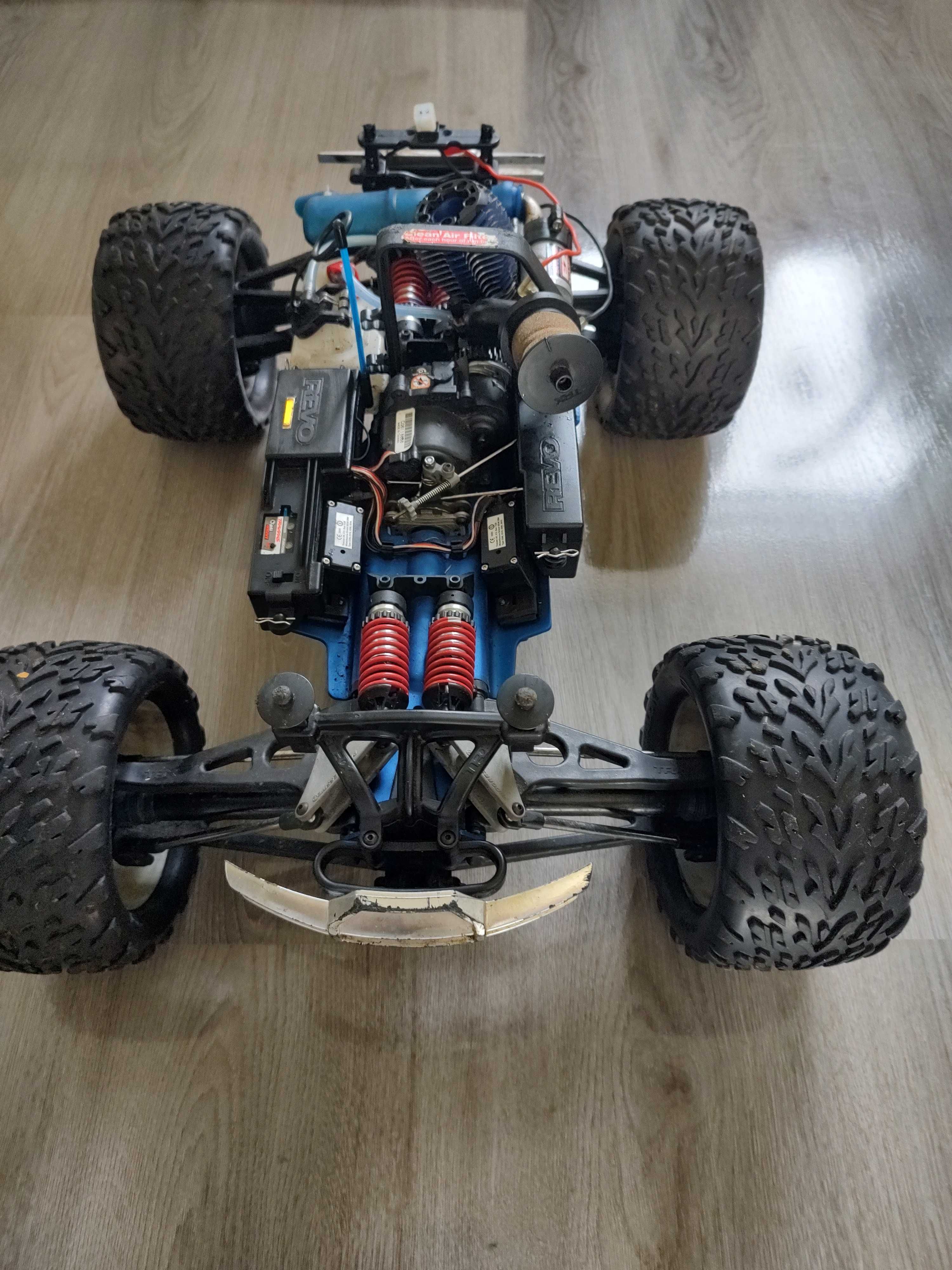 Traxxas revo 3.3 nitro