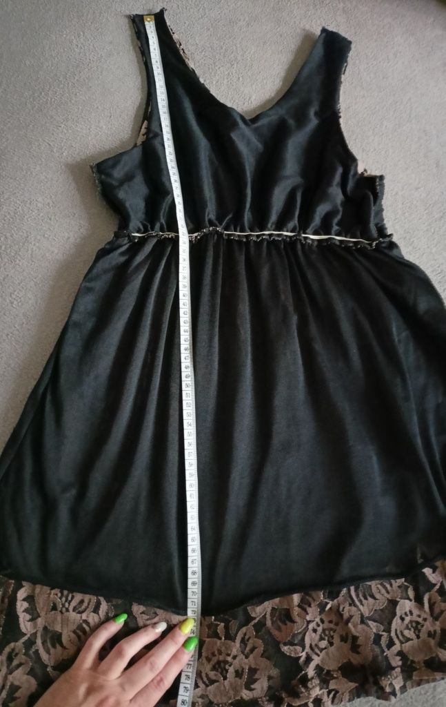 Śliczna koronkowa sukienka mini, beżowa z czarną podszewką,