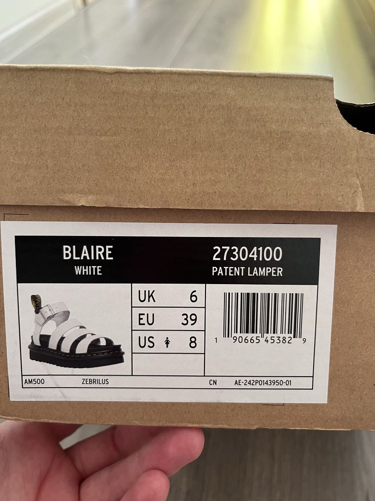 Подам сандалі dr Martens