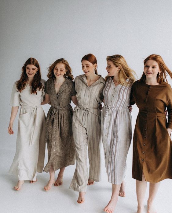 Коричневе плаття з ґудзиками