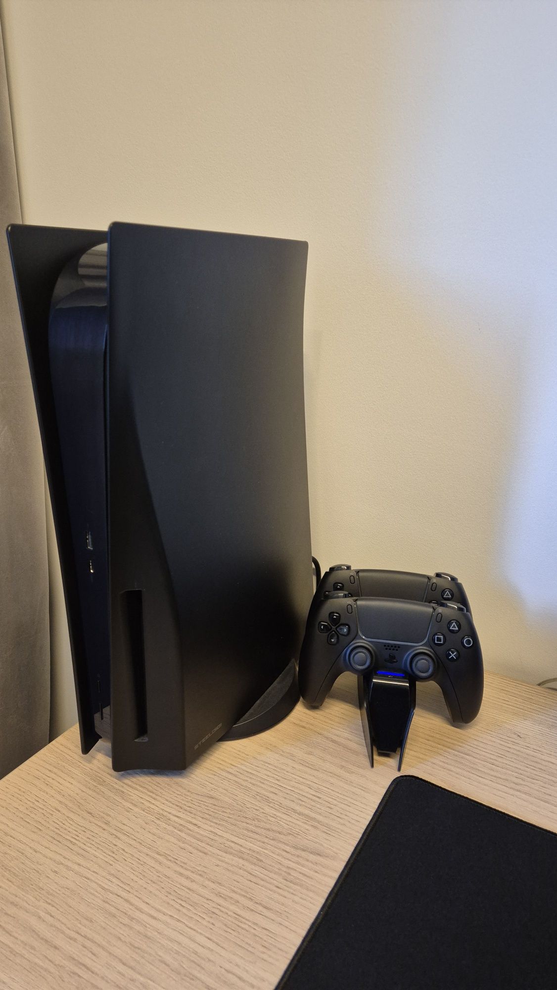 PS5 z napędem + 2 pady + stacja dokująca