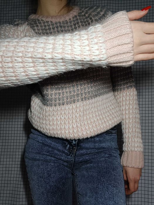 В'язаний светр трьох кольорів