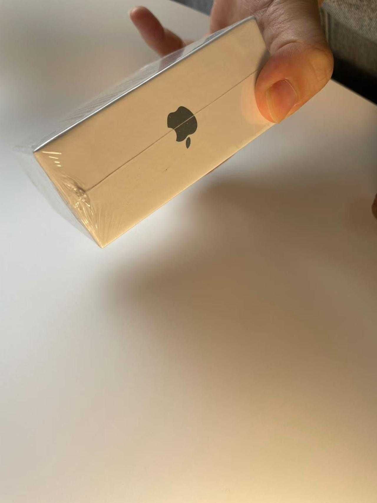 Zupełnie nowe słuchawki__Apple_AirPods__4_generacji w świetnej cenie