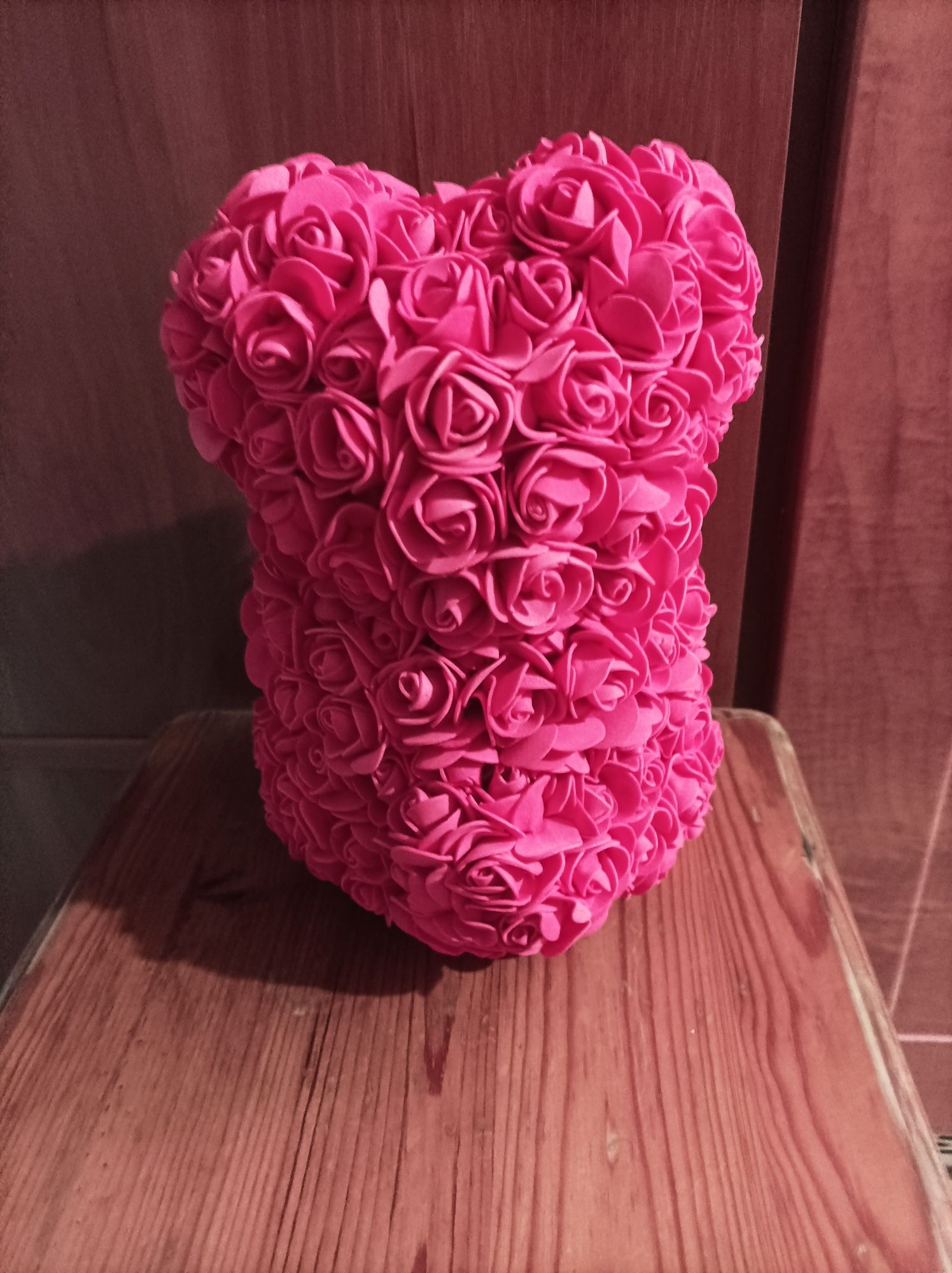 Sztuczny różany różowy miś.
