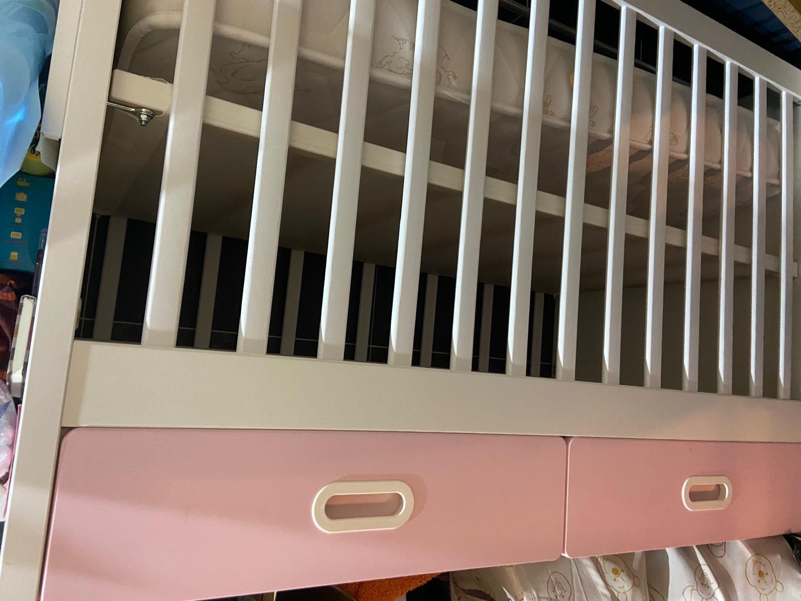 Berço IKEA STUVA com 2 gavetas rosa + colchão — Como novo