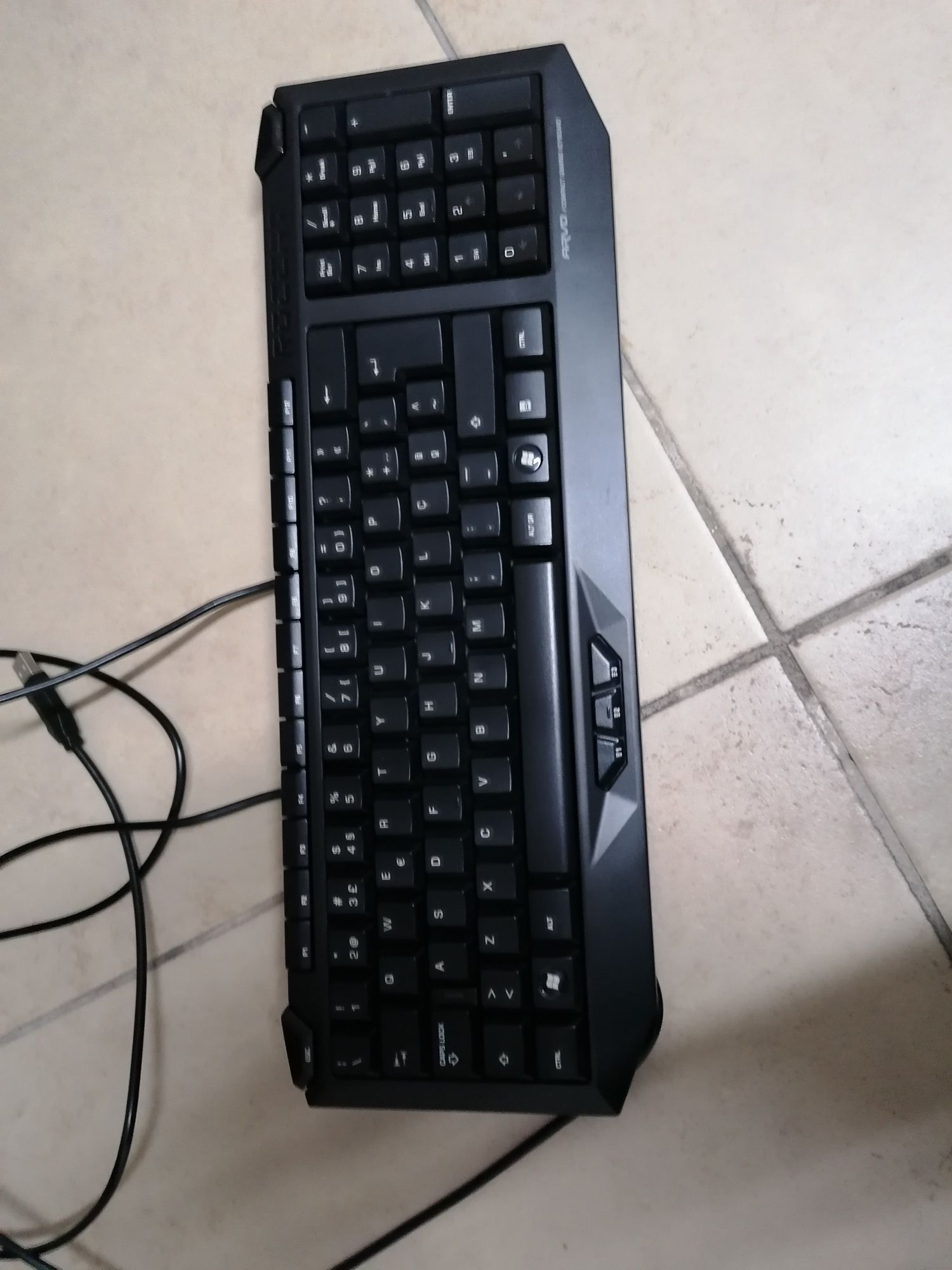 Teclado gaming roccat novo