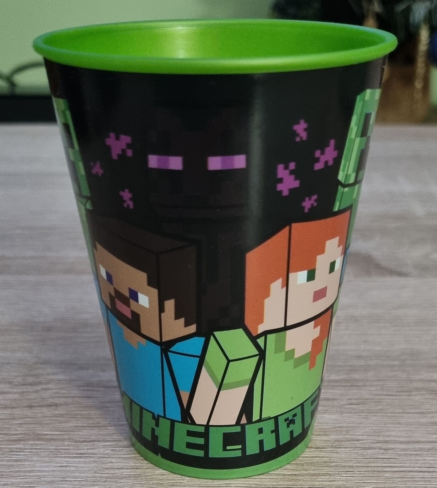 Zestaw trzech naczyń plastikowych Minecraft.