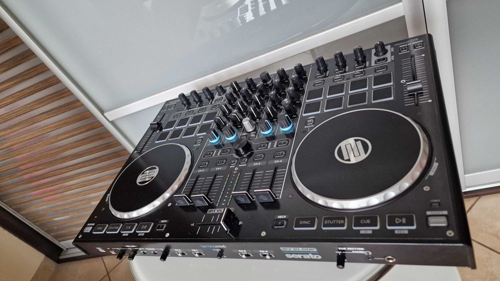 Konsola DJ Reloop Terminal Mix 8.