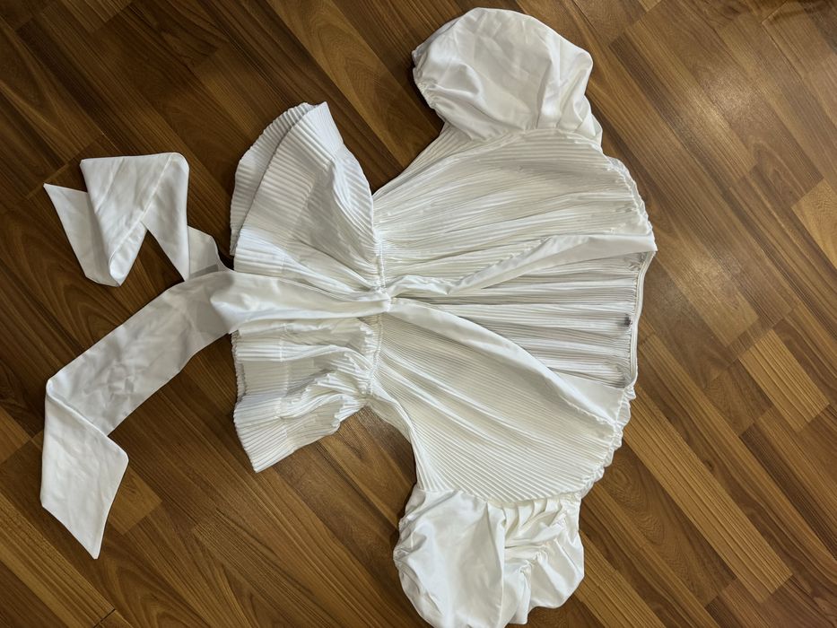 Нарядна блузка з воланом