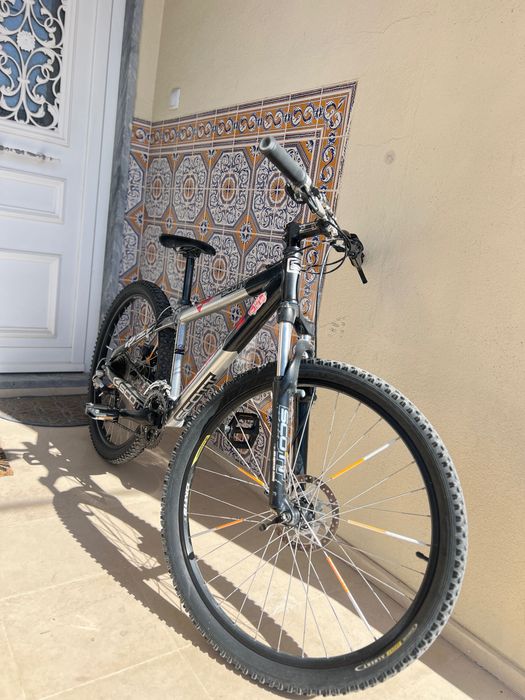 Bike semi nova está parada
