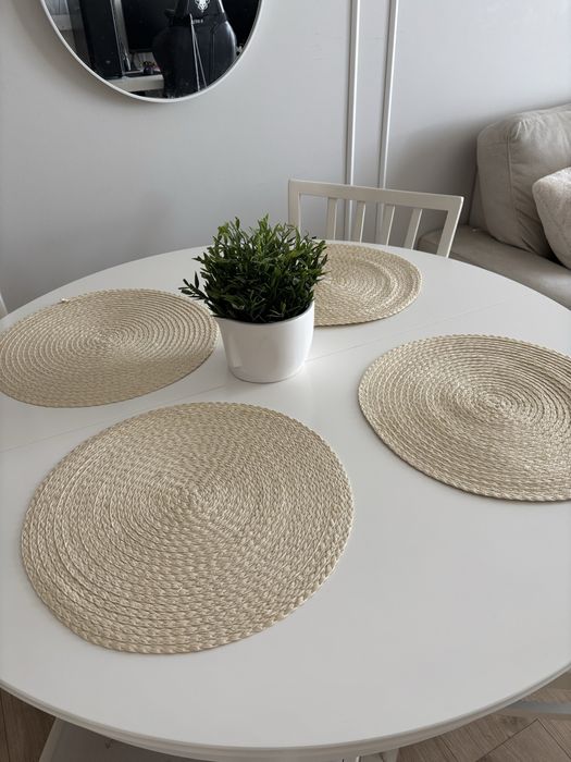 Stół okrągły z krzesłami