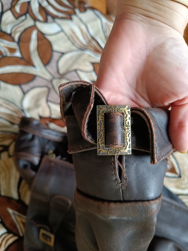 Шкіряна куртка,розмір М,коричневого кольору.