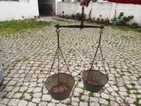 Balança vintage, suspensa, com 2 pratos e pesos