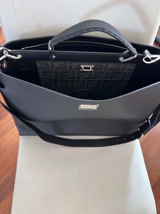 Czarna torba Fendi Leather Selleria Peekaboo
