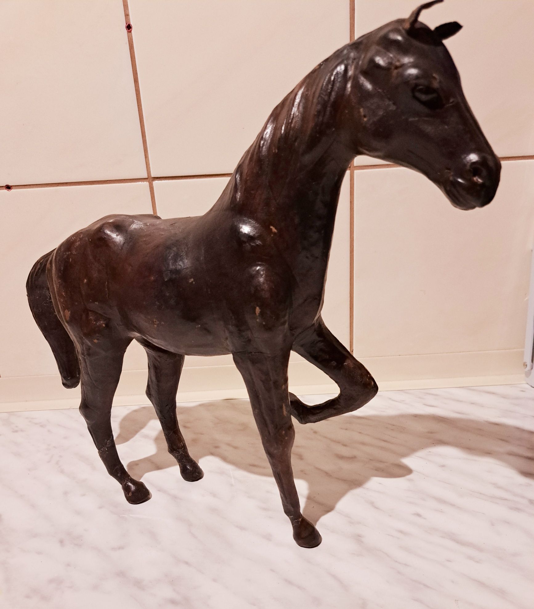 Koń, piękna figura ze skóry, wysokość ok. 31cm, orientalna ozdoba