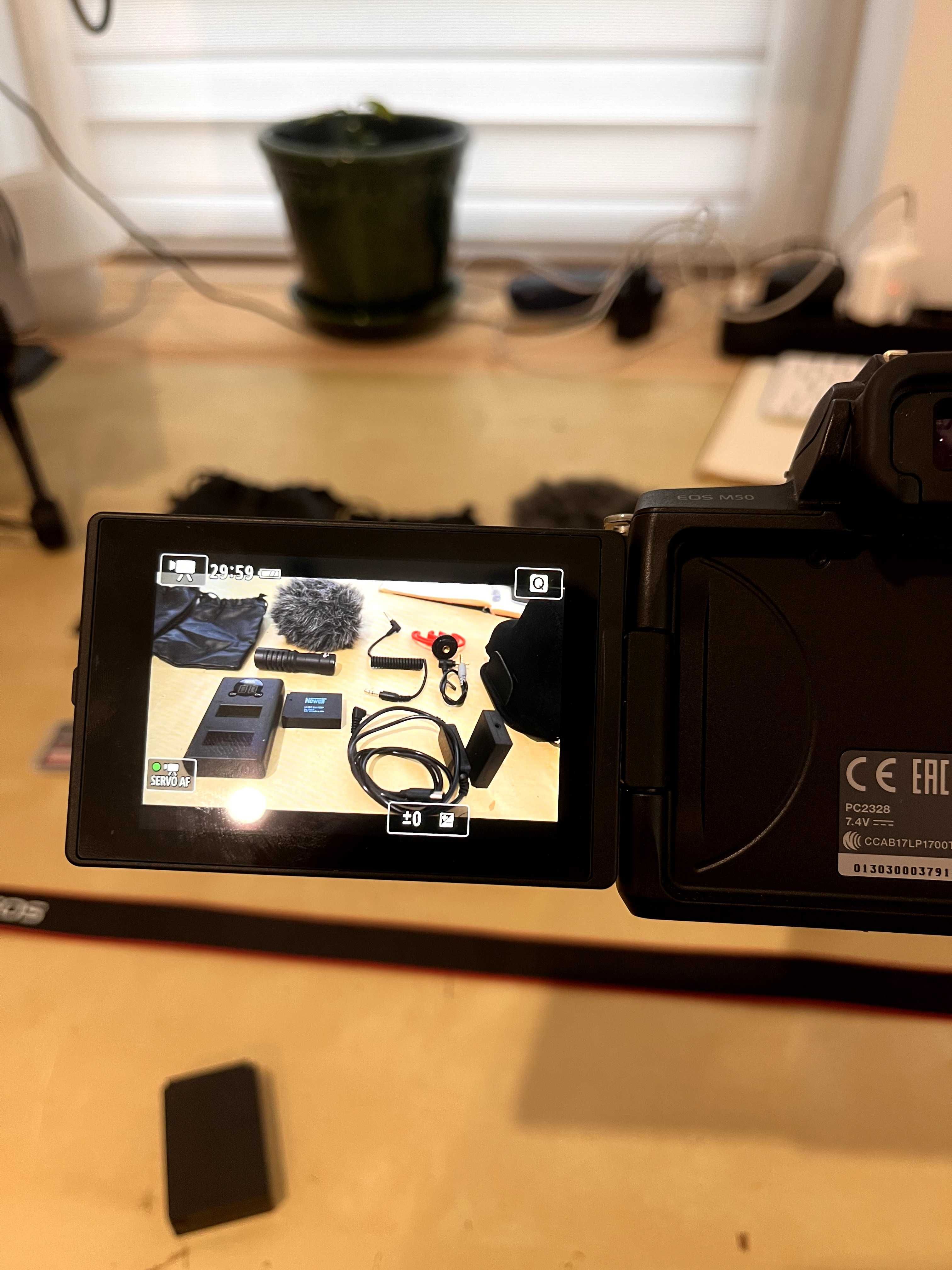 Aparat Canon M50 + akcesoria (mikrofon, dummy battery, karty pamięci)