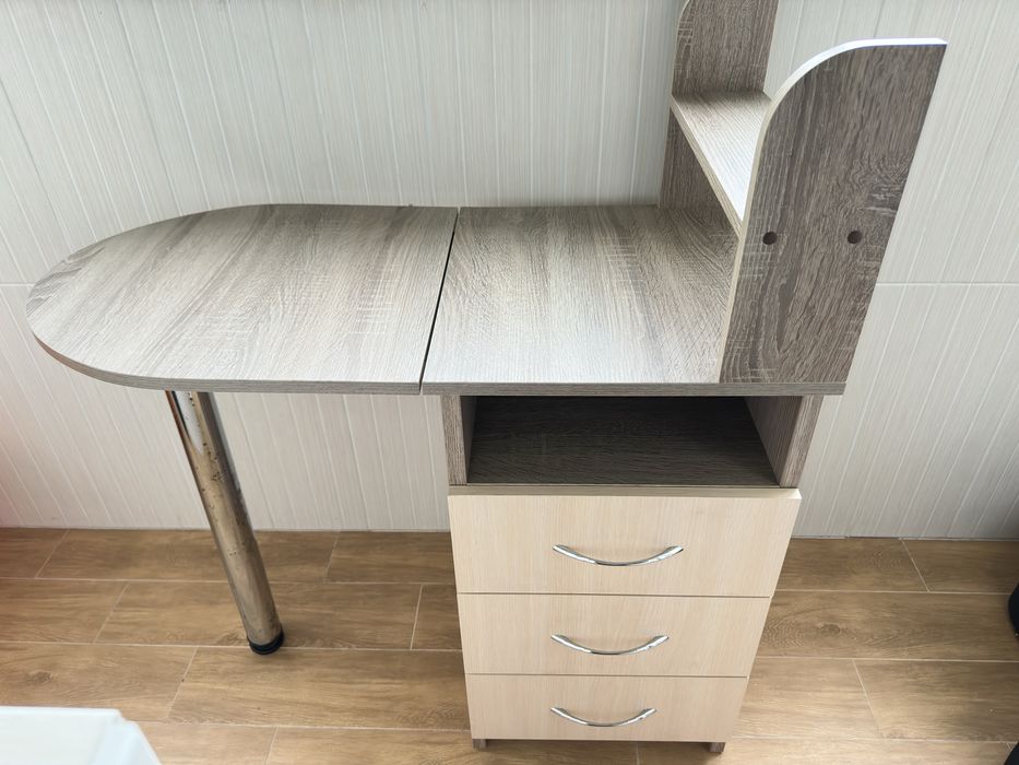 Столик для маніккюру