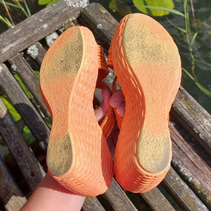 Pomarańczowe plecione klapki na koturnie 36