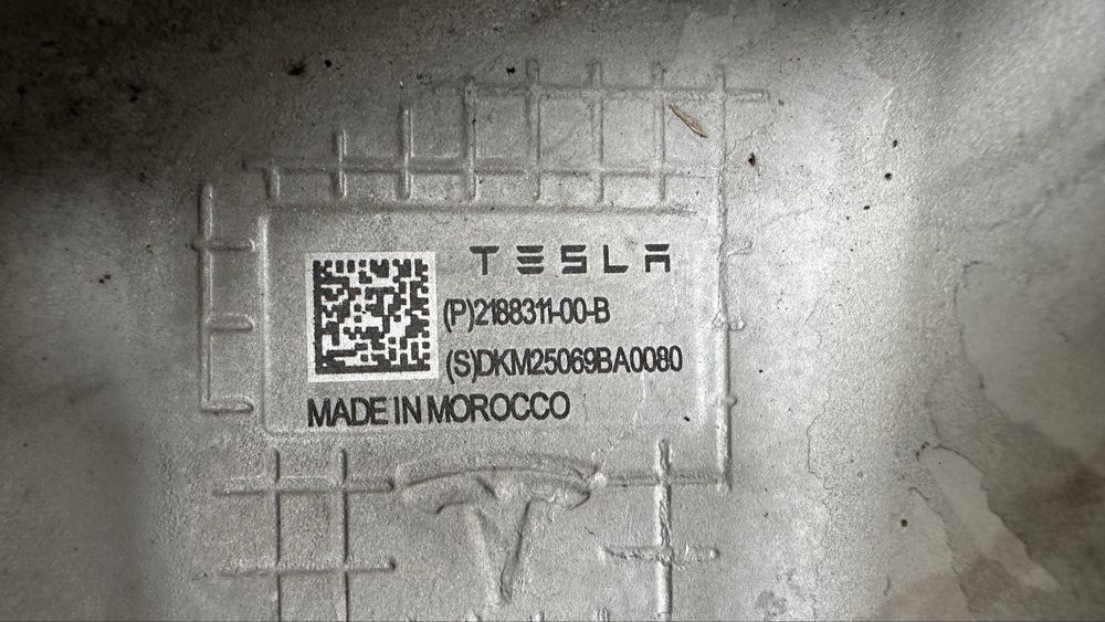 Цапфа передня ліва tesla model y juniper