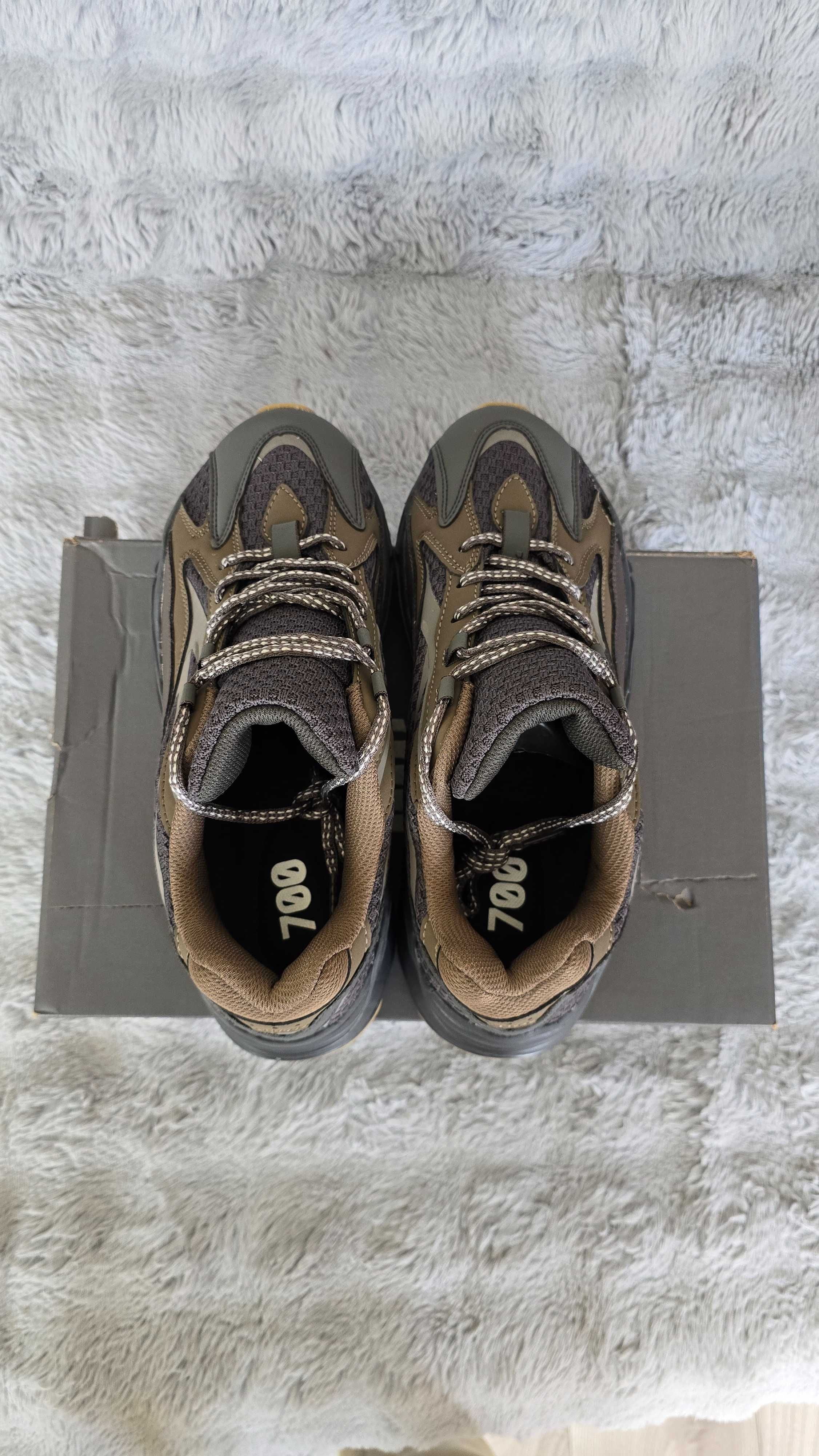 Кросівки Adidas 700 V3 26см