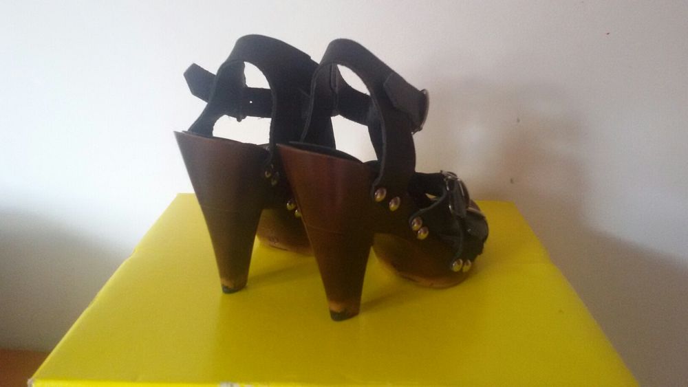 Vendo uma sandalias em pele n36