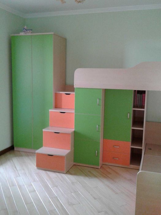 Меблі для дитячої кімнати ( двоповерхове ліжко, шафи)