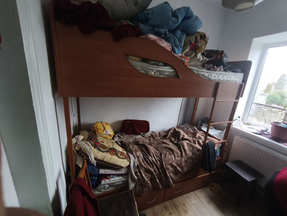 Продам кровать двоярусну з матрацами