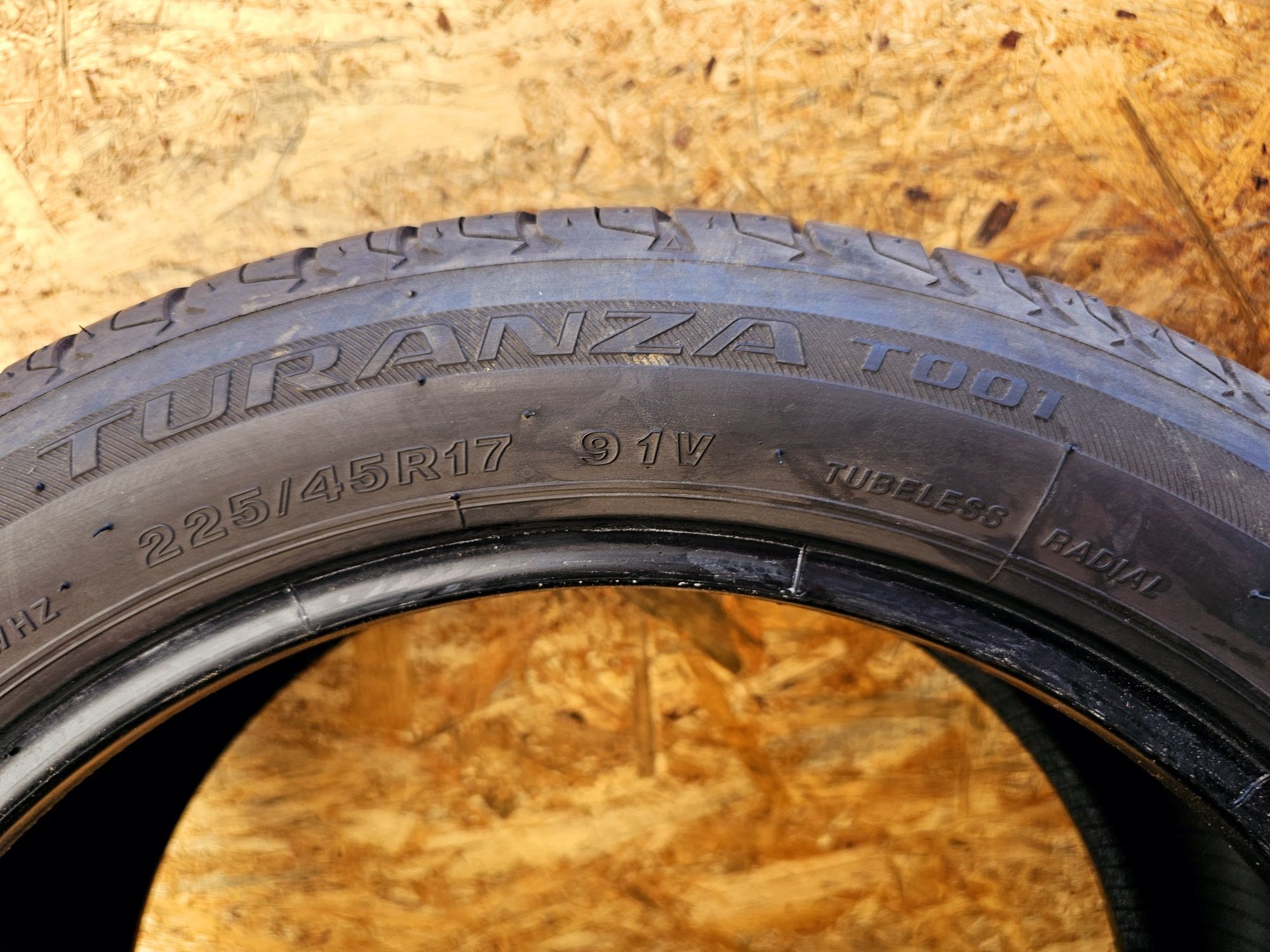 BDB Stan!!  7mm. 225/45 r17 Bridgestone Turanza T001. 5317