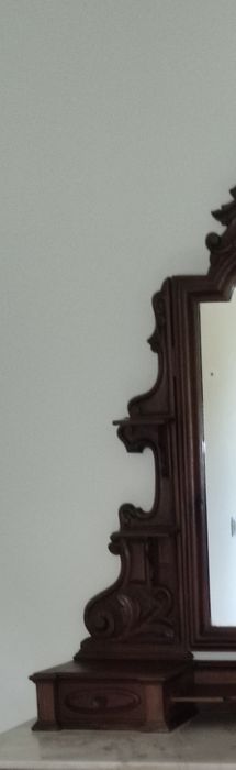 Cómoda antiga com pedra mármore e alçado com espelho