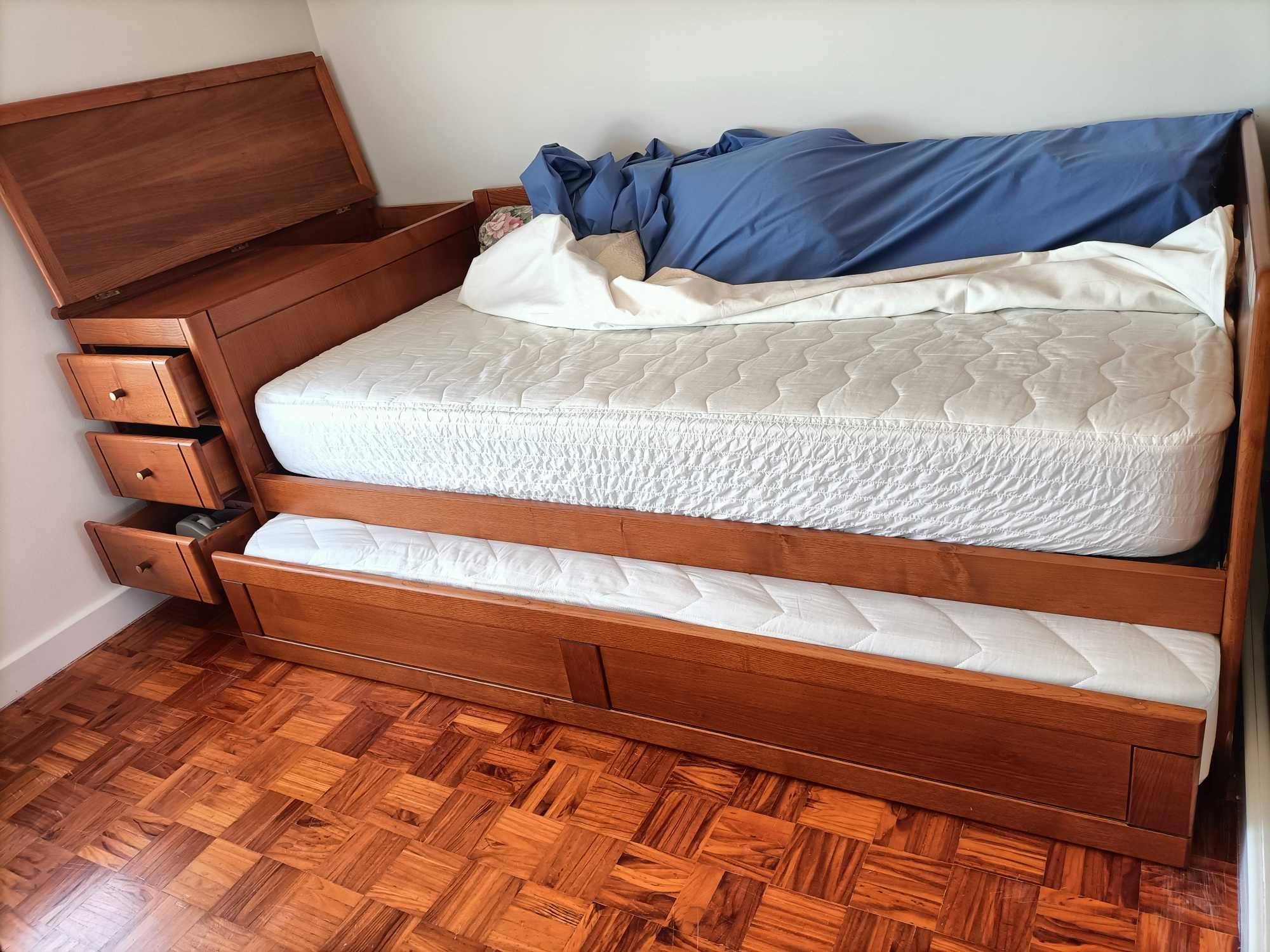 Cama dupla de cerejeira com gavetas